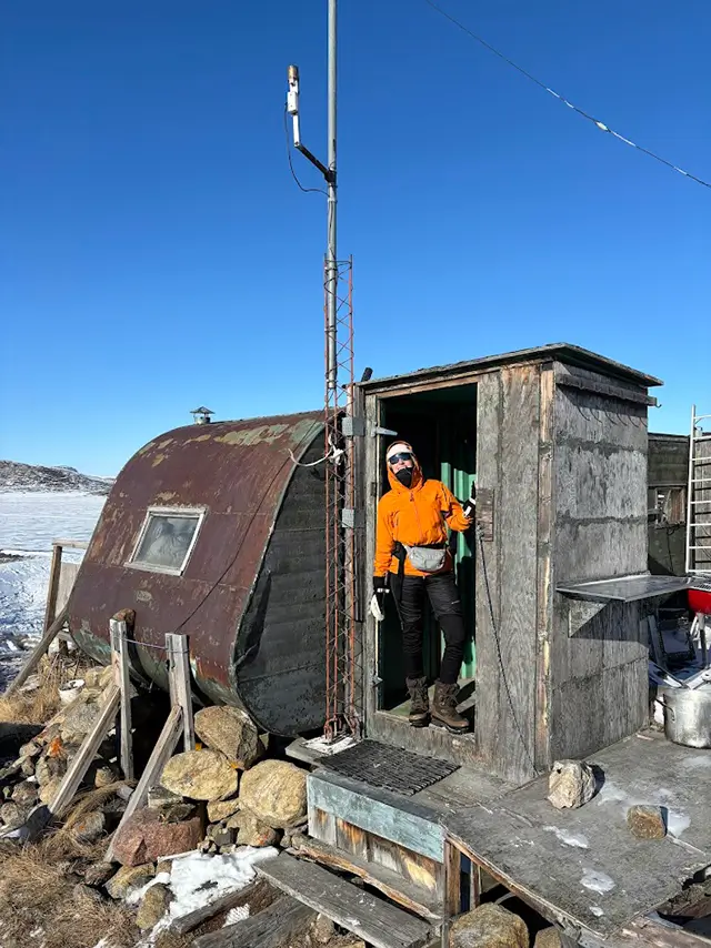 Stará, rustikální chata s unikátní zaoblenou střechou, která slouží jako nouzový úkryt na trase Arctic Circle Trail v Grónsku.
