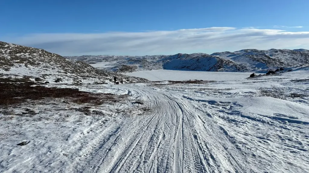 Hluboce vyjetá stopa ve sněhu je jediným vodítkem na zimní trase Arctic Circle Trail, kde chybí tyčové značení a pro bezpečnou navigaci je nezbytná GPS.